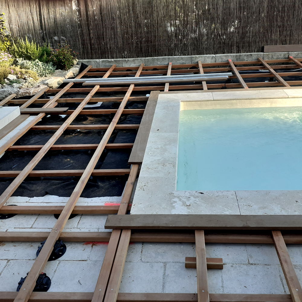 Réalisation d'une terrasse en bois autour d'une piscine
