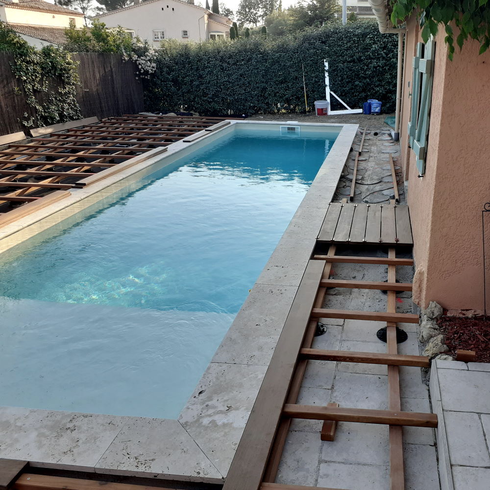Réalisation d'une terrasse en bois autour d'une piscine