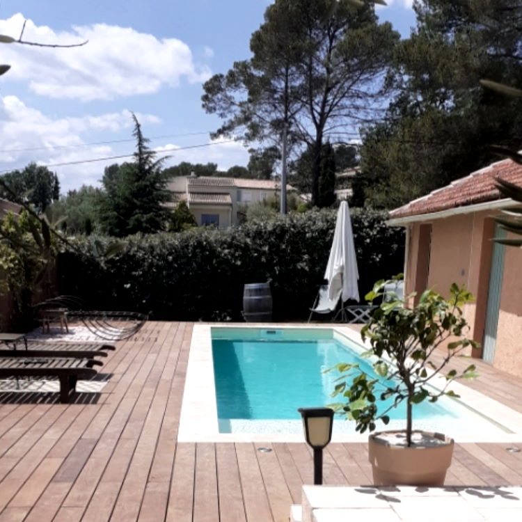 Réalisation d'une terrasse en bois autour d'une piscine