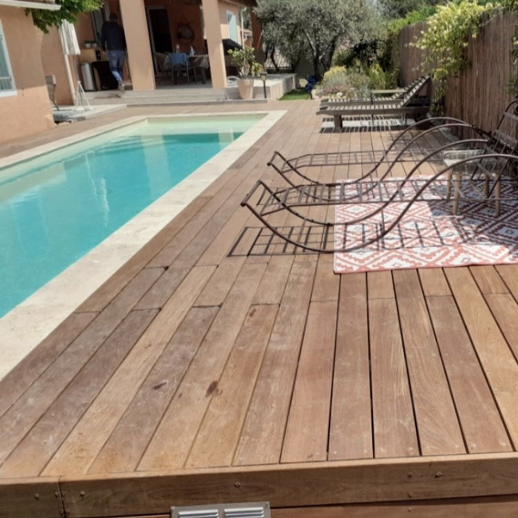 Réalisation d'une terrasse en bois autour d'une piscine