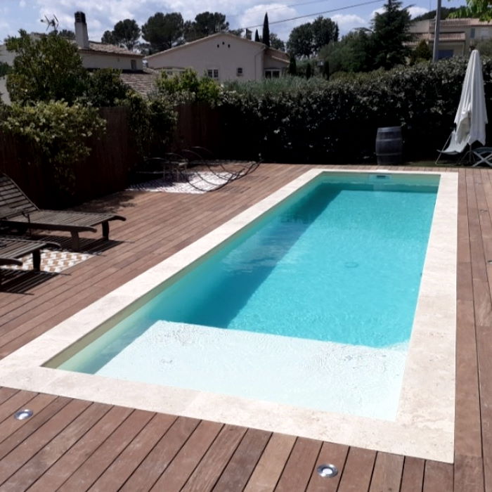 Réalisation d'une terrasse en bois autour d'une piscine