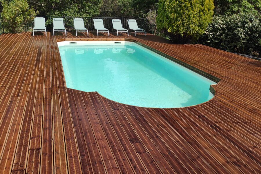 Terrasse en bois de piscine à Entrecasteaux (Lorgues)